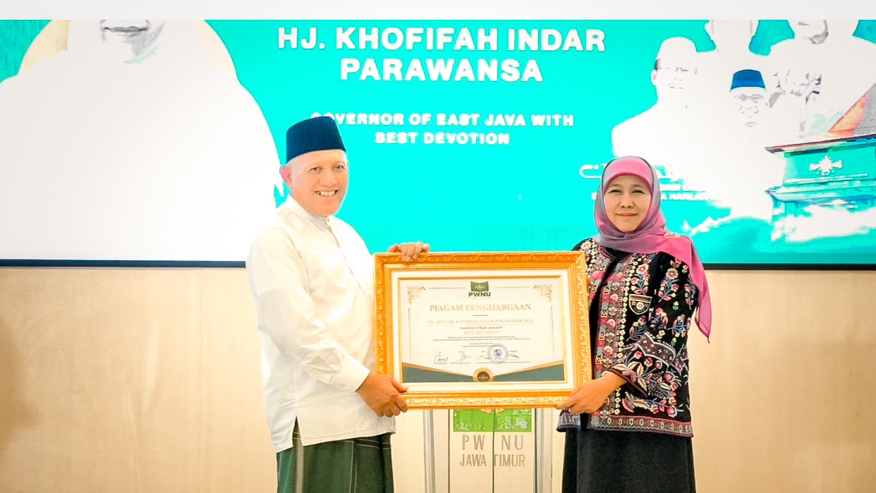 Raih Penghargaan dari PWNU Jatim, Khofifah: NU Punya Kekuatan Luar Biasa untuk Kemanusiaan