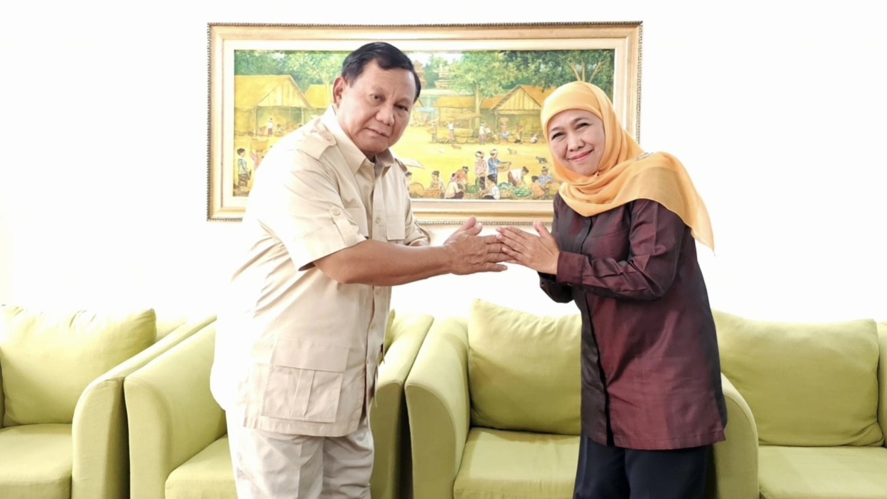 Bertemu di Bandara Halim, Khofifah Ucapkan Selamat kepada Prabowo Menang Telak di Quick Count