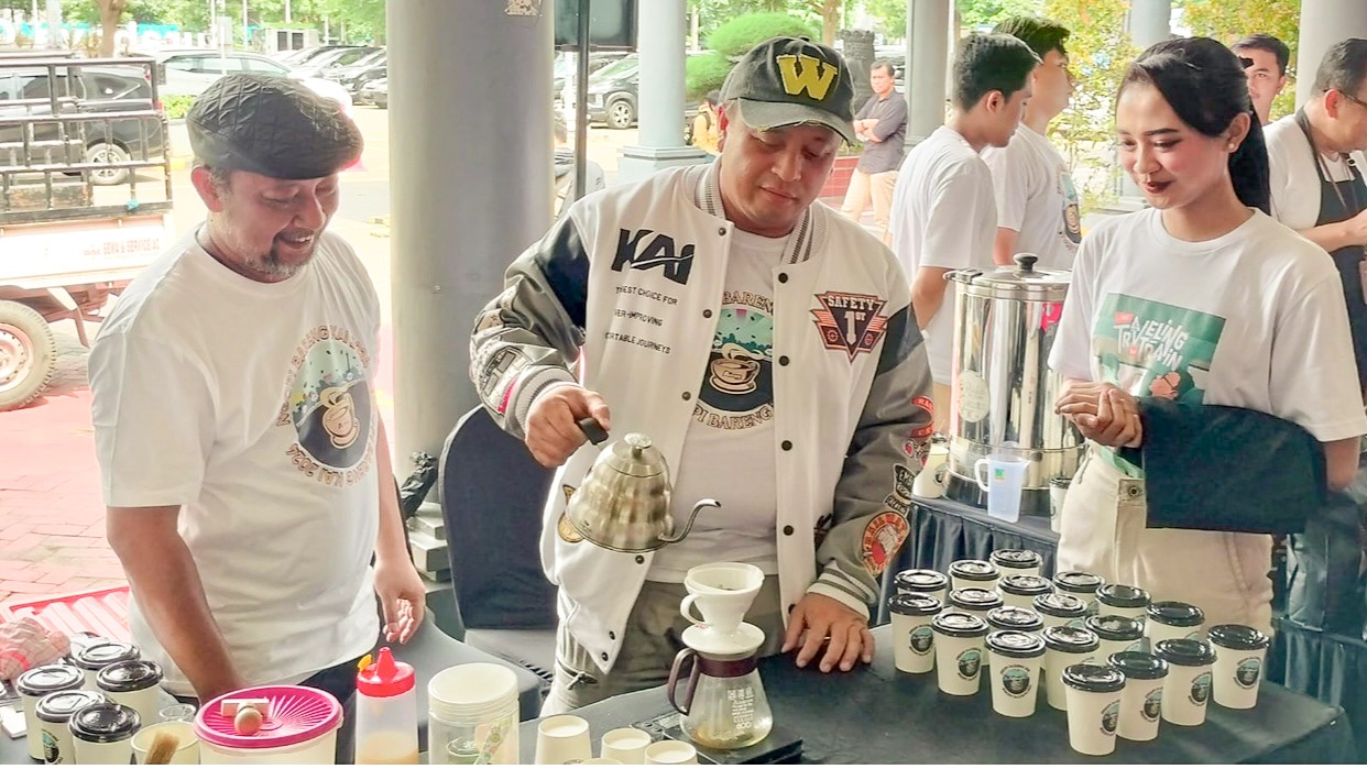 Puaskan Pecinta Kopi, KAI Daop 8 Surabaya Bagikan Ribuan Cup Kopi Gratis dan Diskon Tiket 20%