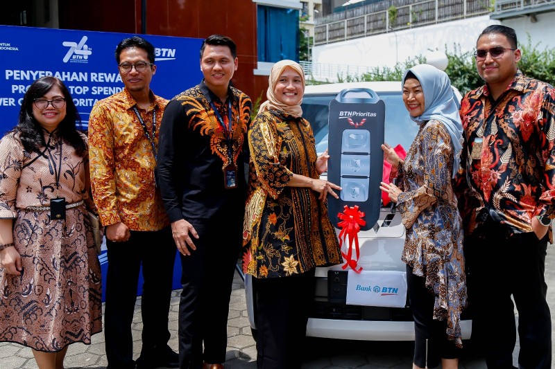 BTN Serahkan Hadiah Mobil dan Motor Listrik Kepada Pemenang Program Top Spender Kartu Debit BTN Prioritas