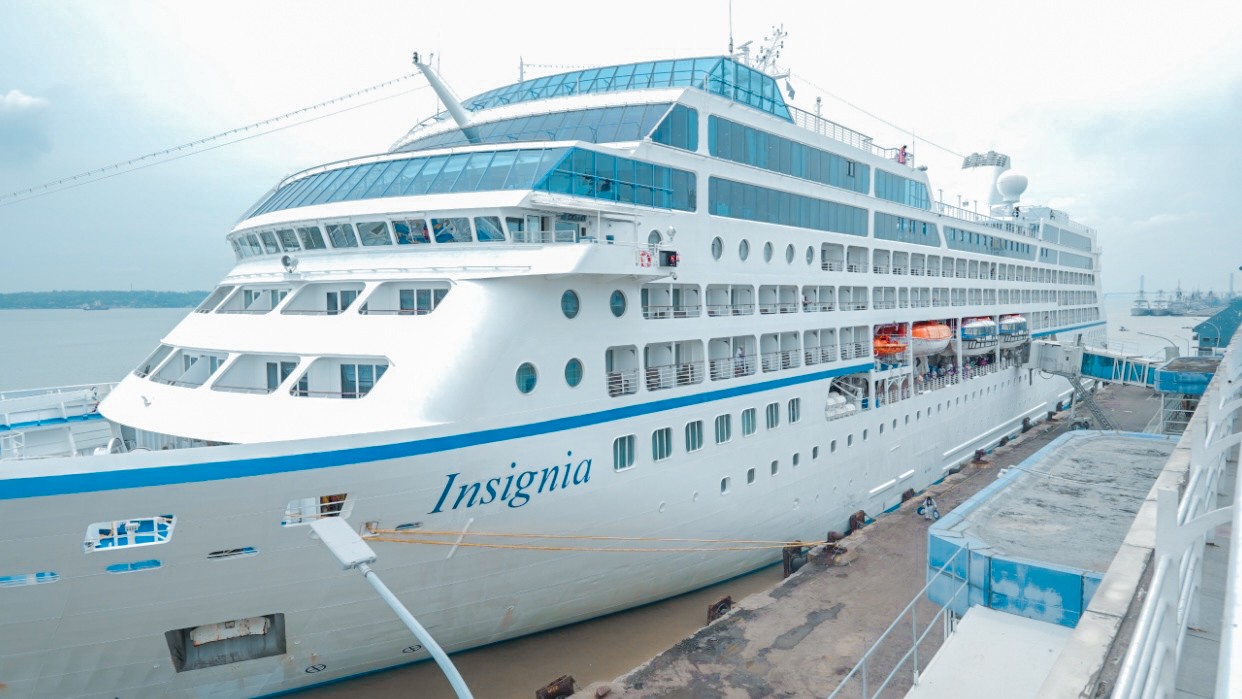 Perdana! Kapal Pesiar MV. Insignia Sandar Pelabuhan Tanjung Perak