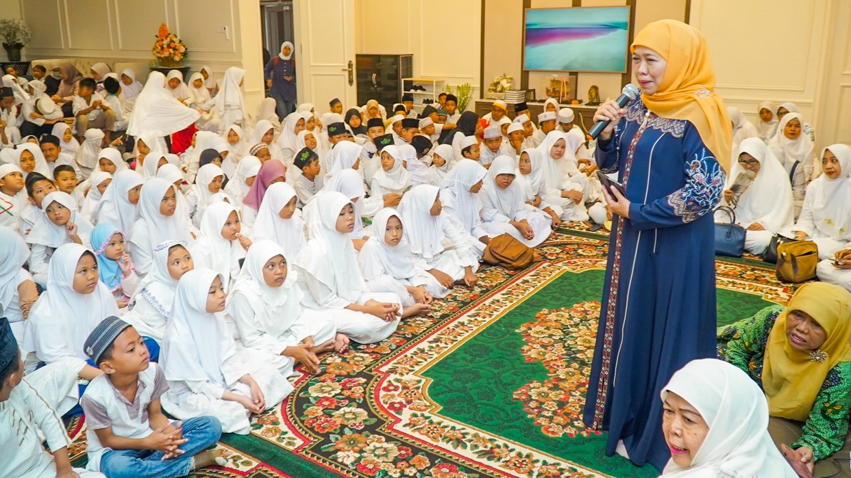 Gelar Santunan Anak Yatim & Dhuafa, Khofifah Ajak Masyarakat Perbanyak Sedekah di Bulan Ramadan