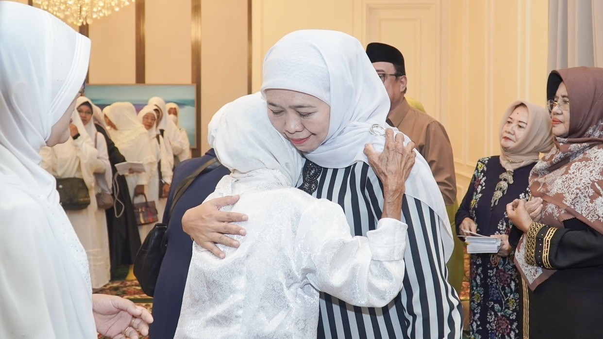 Amaliyah Ramadan Hari Ketiga, Khofifah Santuni 153 Lansia Dhuafa