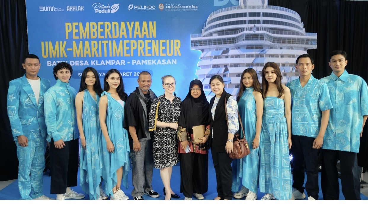 Pelindo Sambut Kapal Pesiar Seven Seas Mariner dengan Pagelaran Busana dan Pameran Batik
