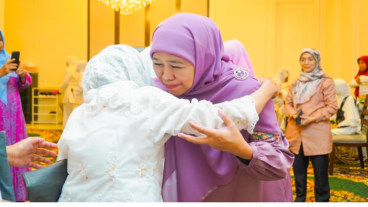 Khofifah Santuni Ratusan Lansia Dhuafa, Dapat Ijazah dan Doa dari Syekh M Fadhil Al Jailani