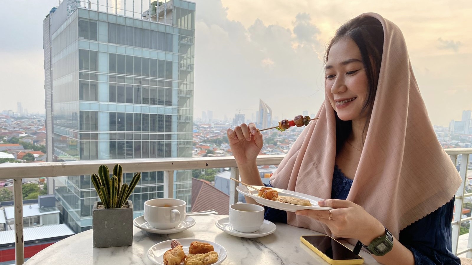 SkyCave Rooftop Lounge Manjakan Anda Buka Puasa di MaxOne Hotel Dharmahusada