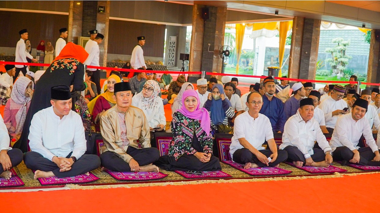 Buka Bersama dengan KADIN Jatim, Khofifah Ajak Masyarakat Semangat Jemput Lailatul Qadar