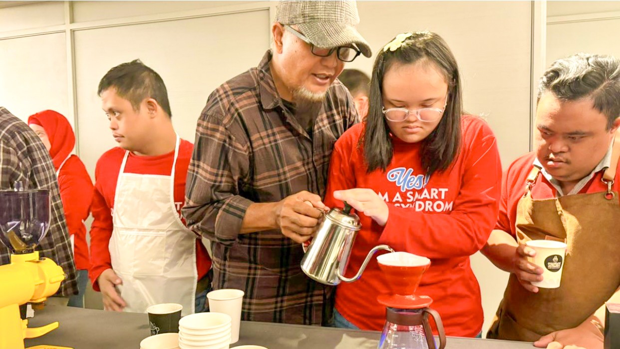 Keseruan Anak-anak Down Syndrome Belajar Buat Kopi di Java Paragon Hotel & Residence Surabaya