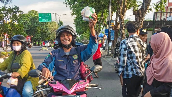 Movie Club Community Bagikan Ratusan Paket Takjil di Surabaya