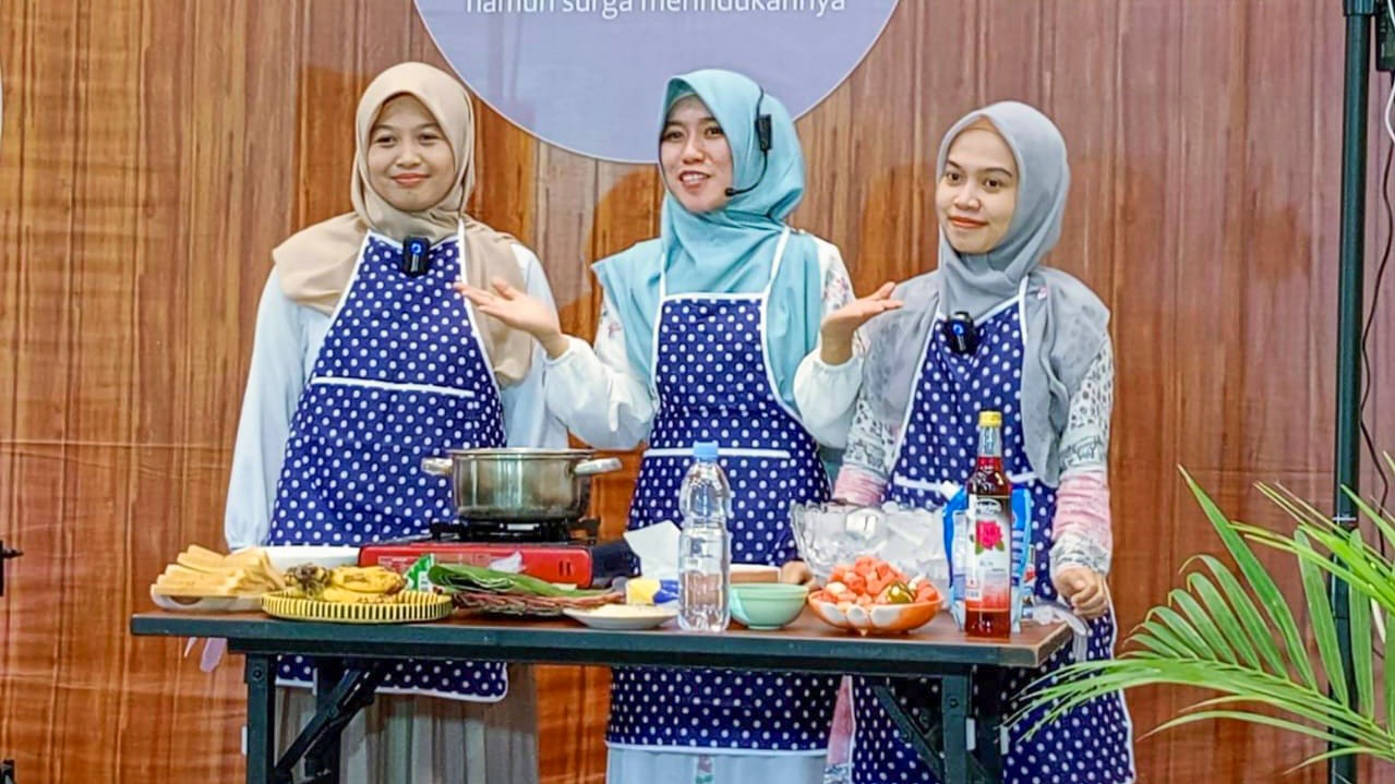 Trio Ustadzah Mudipat Demo Masak Takjil, Bikin Es Sekrim dan Norilati