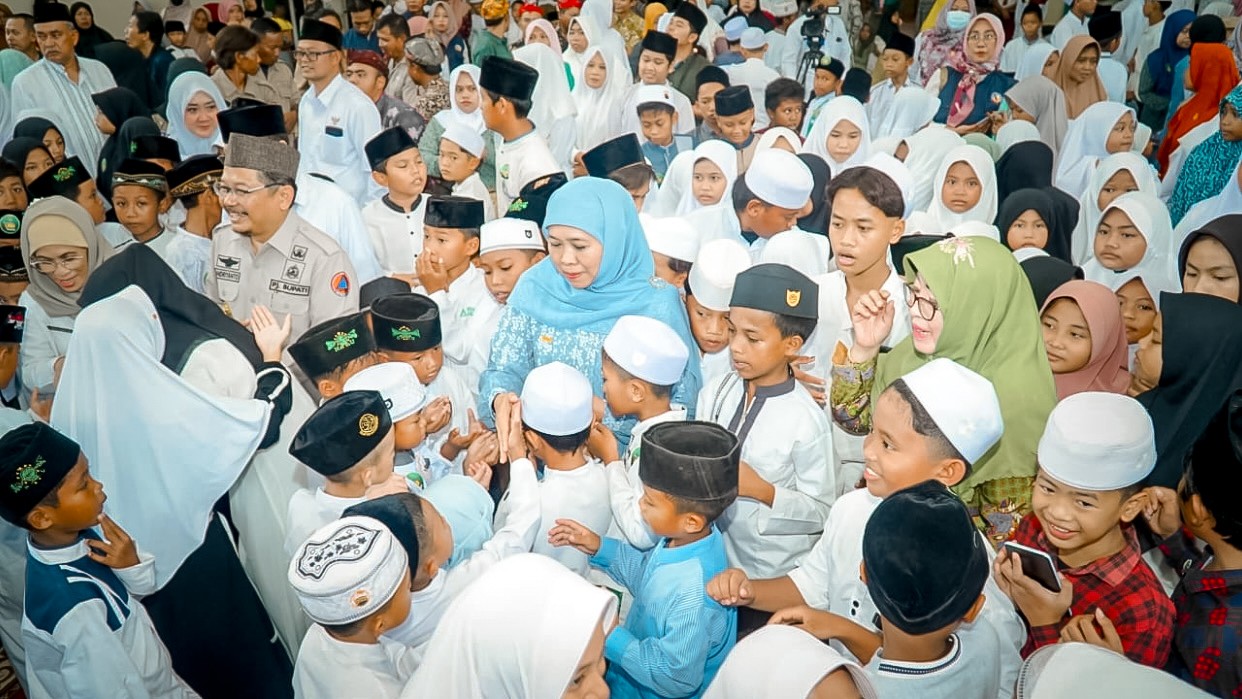 Santuni 1000 Anak Yatim se-Kabupaten Pasuruan, Khofifah: Mari Berlomba-lomba Dapatkan Laitul Qadr