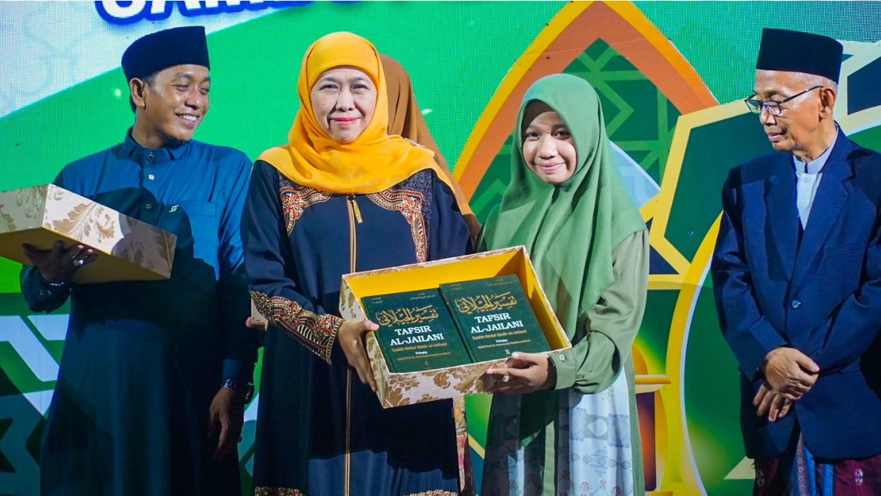 Bagikan Tafsir Al-Jailani, Khofifah Ajak GenZi jadi Generasi yang Cinta dan Amalkan Al-Qur’an