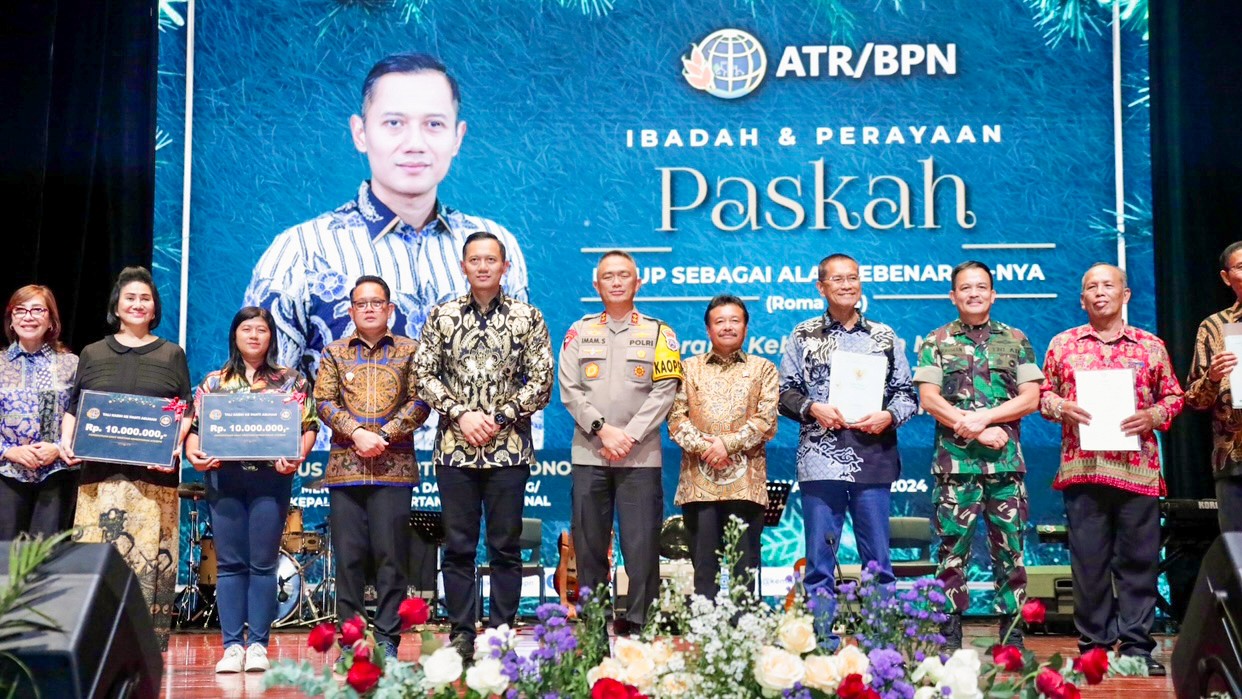 Dampingi AHY Serahkan Sertipikat Tanah Rumah Peribadatan, Pj Gubernur Jatim: Memberi Kepastian Hukum