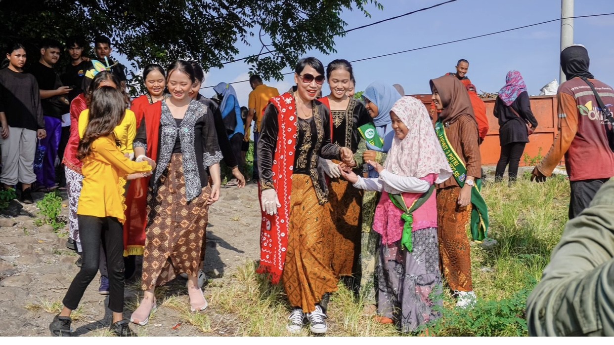 Mercure Surabaya Grand Mirama dan Tunas Hijau Bahu-membahu Bersihkan Pantai di Hari Kartini