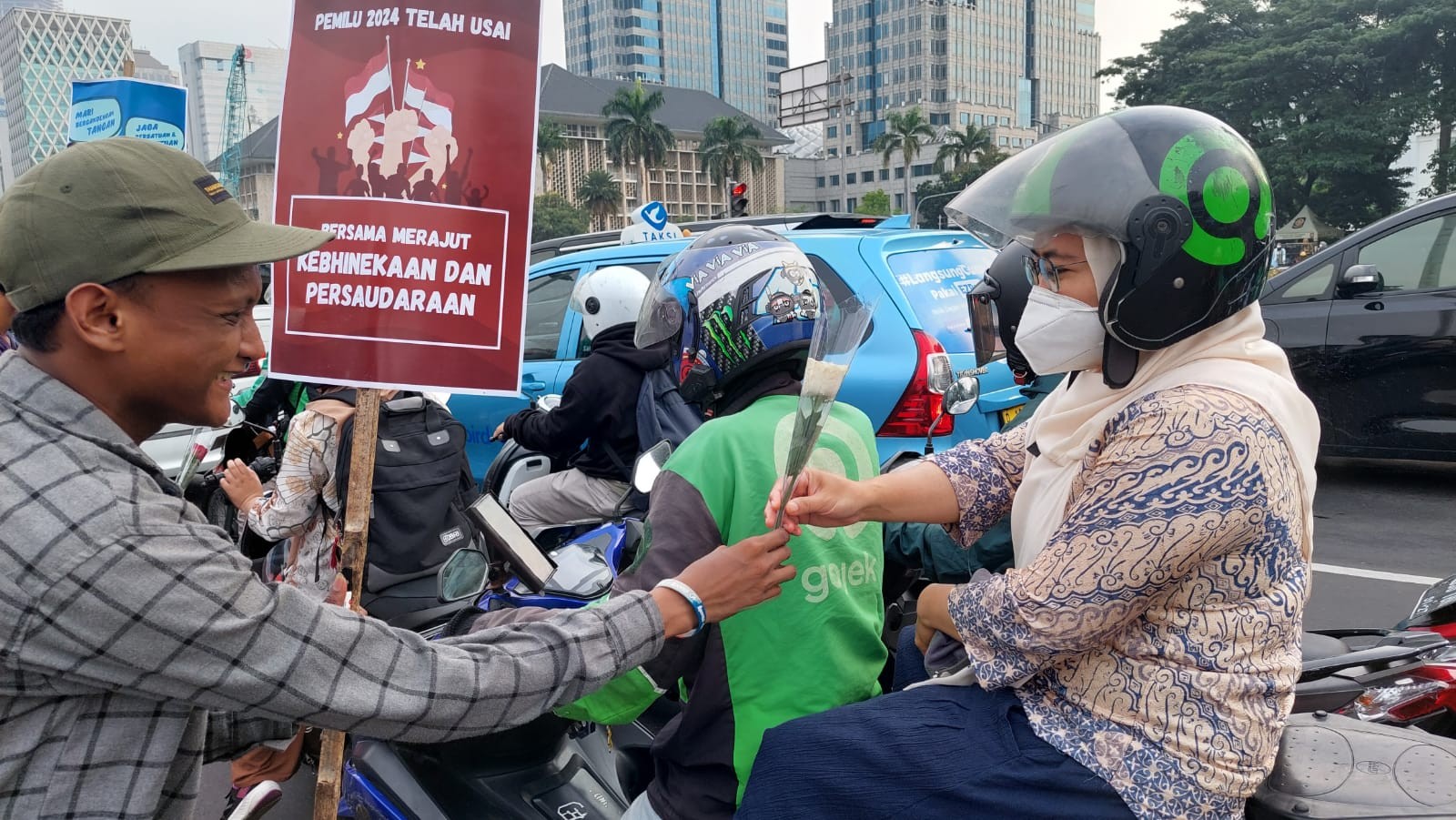 Aksi AMUK RI Bagi Bunga Mawar dan Tanda Tangan di Kain Putih Ajak Masyarakat Bersatu Setelah Pilpres 2024 Panen Dukungan 