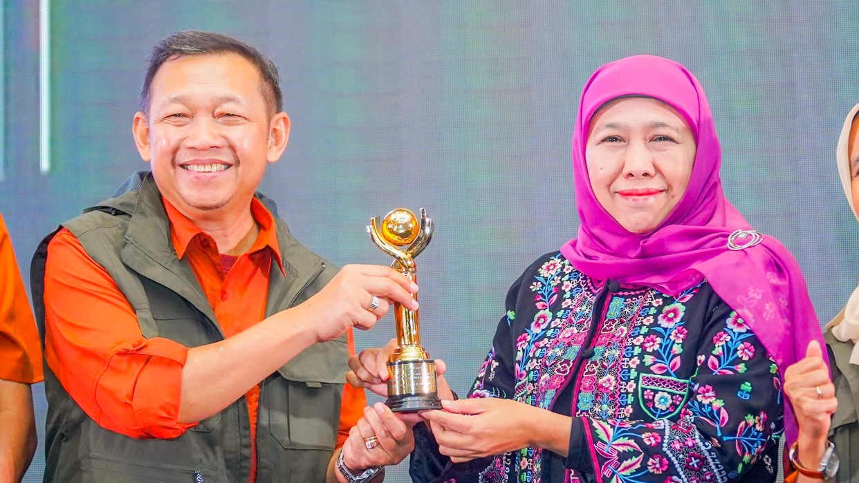 Terima Penghargaan Tokoh Pengembangan Industri Halal, Khofifah: Target Jatim jadi Pusat Industri Halal Indonesia
