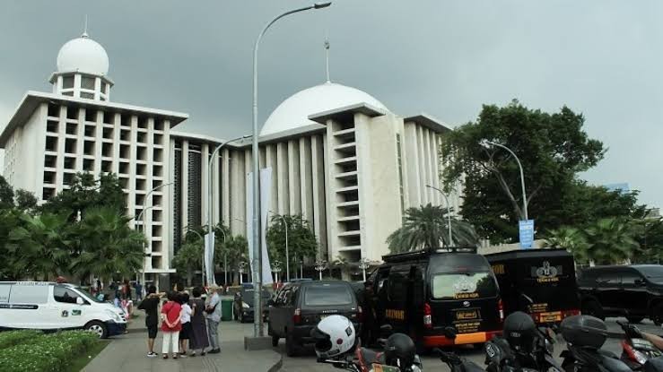 Parkir Mobil Dipatok Tarif Rp150 Ribu ke Jemaah Masjid Istiqlal, Netizen: Berengsek Sekali