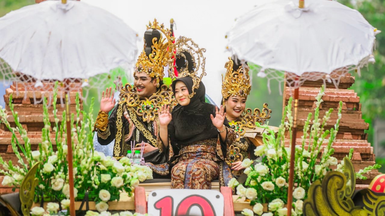 Meriah! Parade Mobil Hias Jatim Sarat Budaya dan Sejarah