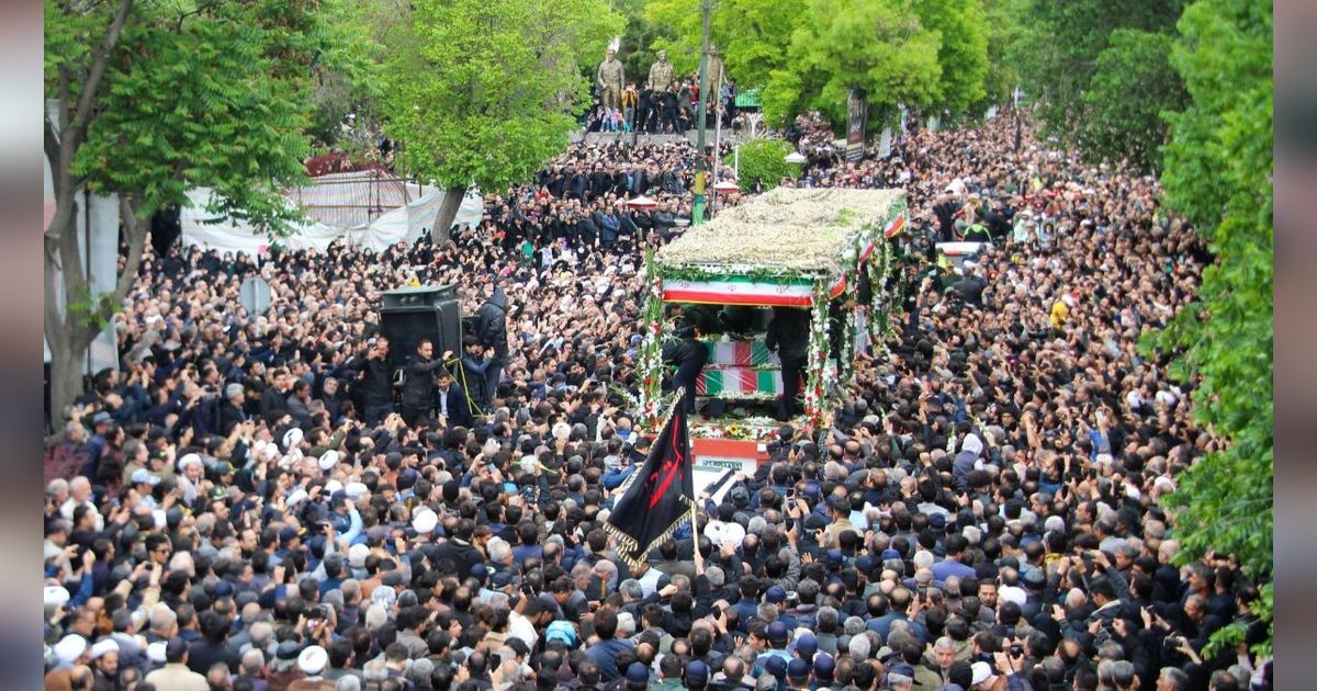 Jutaan Rakyat Iran Tumpah ke Jalan Ikuti Prosesi Pemakaman Presiden Raisi