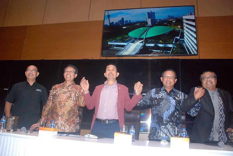 Dialektika Demokrasi dengan tema