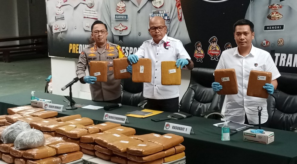 Polisi Sita 73,2 Kilo  Ganja yang Disembunyikan dalam Tumpukan Ikan Asin