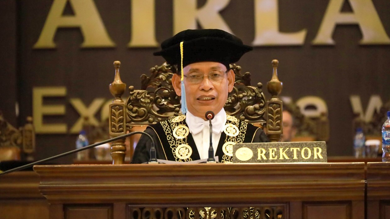 Wisuda 1.029 Lulusan UNAIR, Rektor Pesan Teruslah Belajar dan Jangan Minder