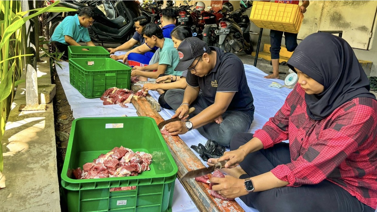 Java Paragon Hotel & Residences Bagikan Daging dengan Tempat yang Ramah Lingkungan