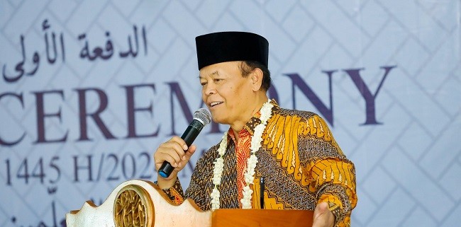 Hadiri Haflah Takharruj Pondok Pesantren Daar El Manshur, HNW :  Pesantren Memberikan Arah dan Modal yang Bermanfaat  Bagi Santri Untuk Berkhidmat Bagi Negeri