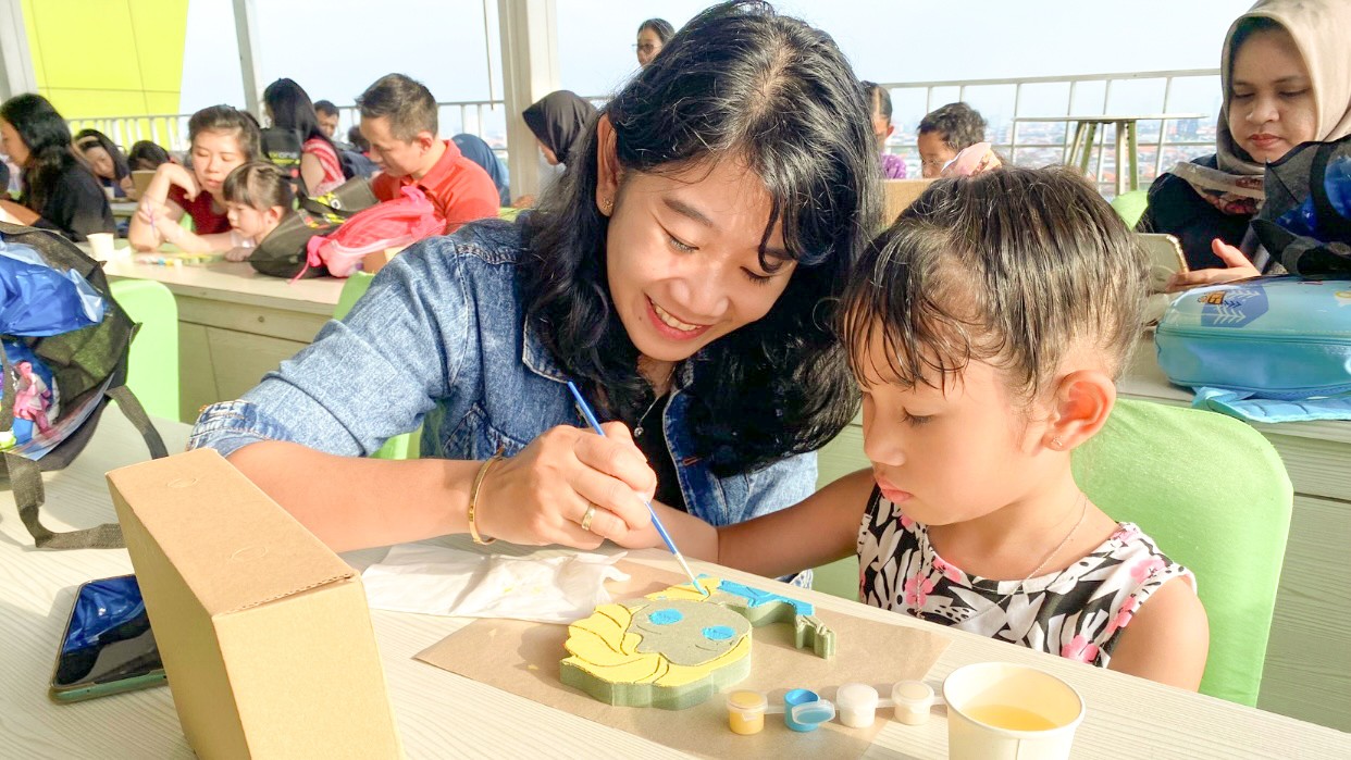 MaxOne Dharmahusada Rayakan Liburan Anak dengan Kegiatan Fun Painting