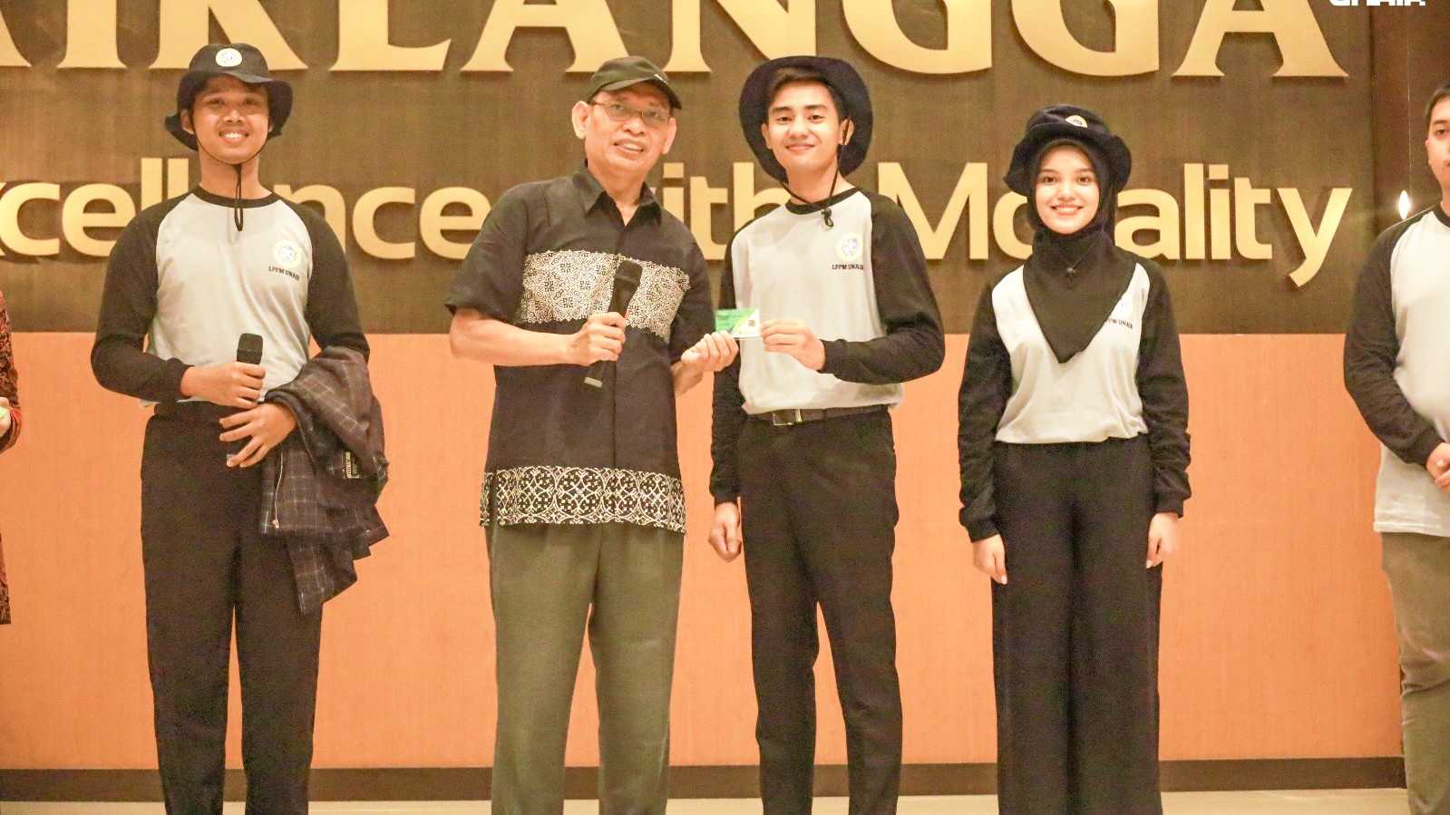 Rektor UNAIR Ajak Mahasiswa KKN Berkomitmen Entaskan Kemiskinan di Indonesia