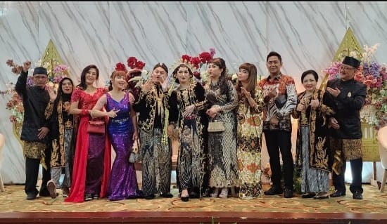 Dihadiri Artis, Kerabat, Tim Dokter, Pernikahan Putra Boss Queen Klinik Bedah Plastik Sunter Berlangsung Meriah