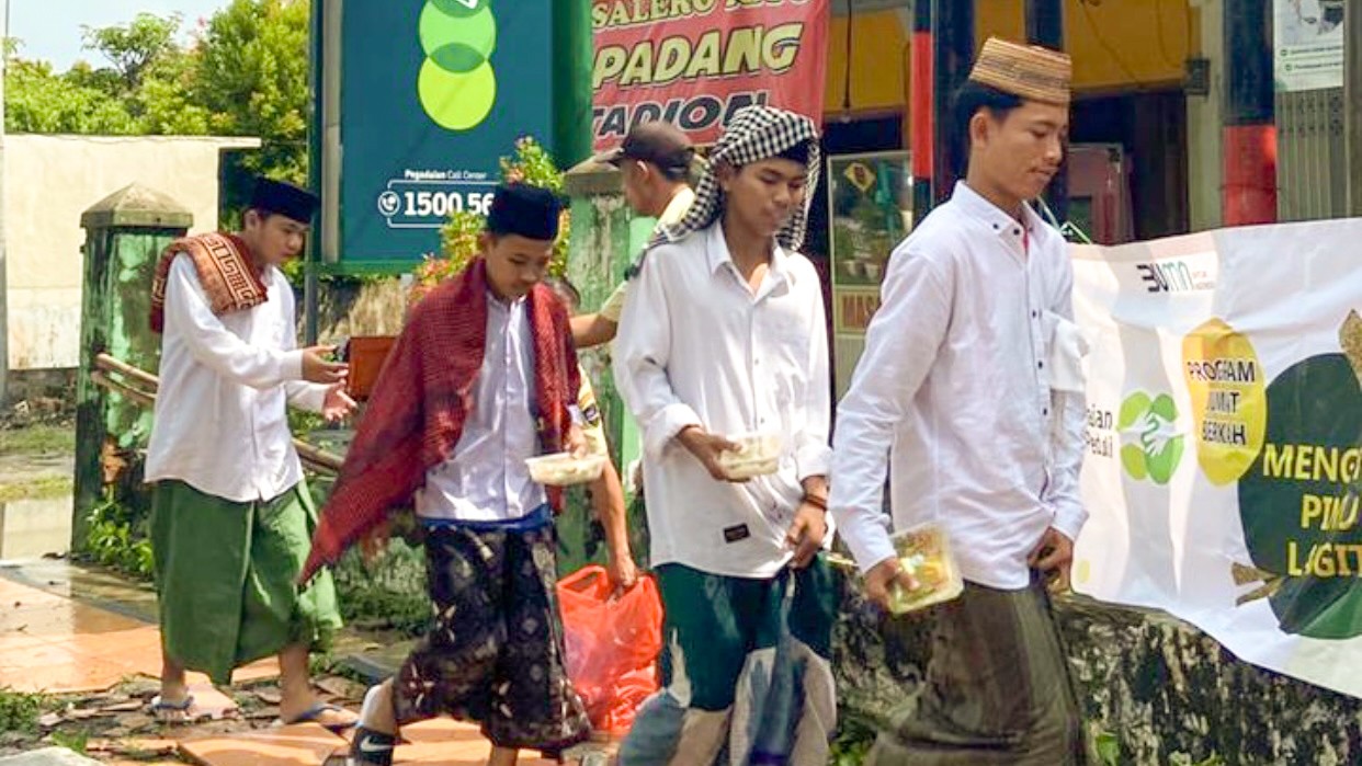 Mengetuk Pintu Langit, Pegadaian Kanwil XII Surabaya Bagikan Makanan kepada Masyarakat