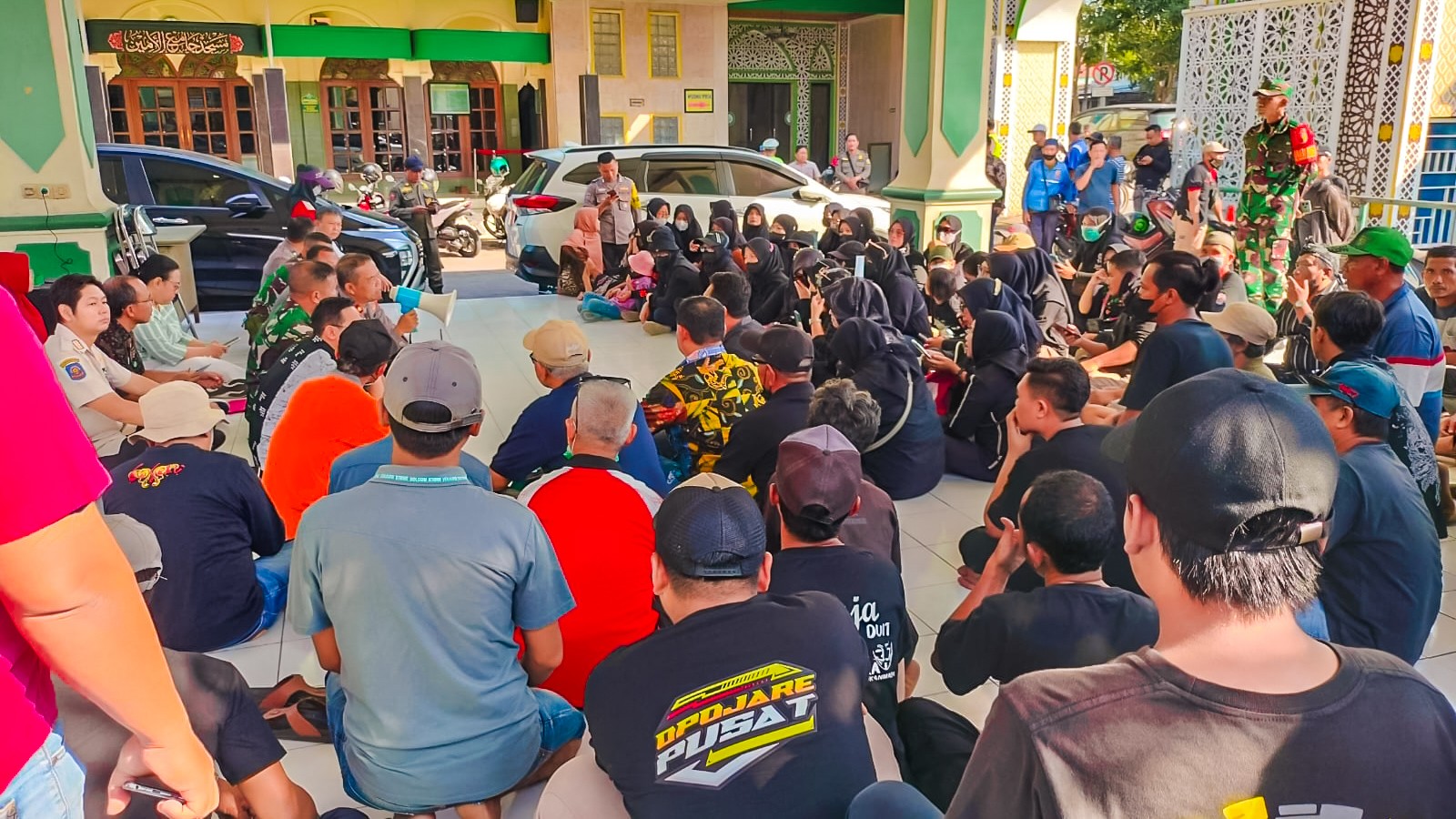 Lurah Kontroversial, Ratusan Warga Banjar Sugihan Demo Gani Nurcahyono Dicopot