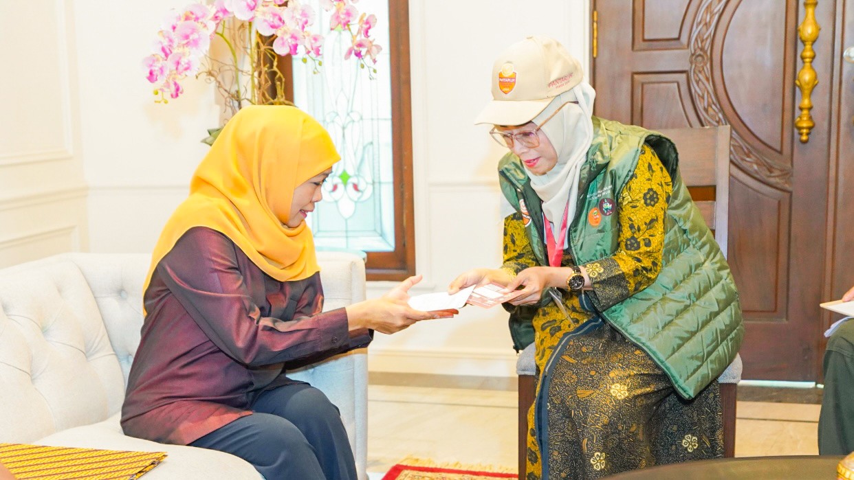 Terima Pantarlih Coklit, Khofifah Ajak Masyarakat Terbuka dan Berikan Data Pemilih Terupdate