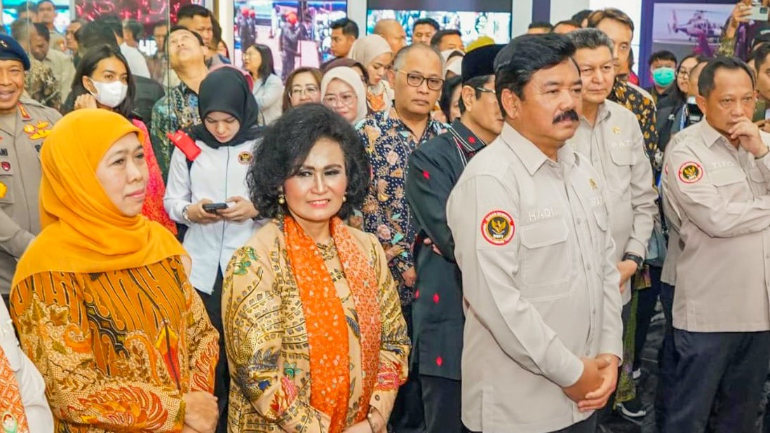 Khofifah Dapat Pin Emas BNPT, Ajak Masyarakat Berperan Aktif Perangi Paham Radikal & Terorisme