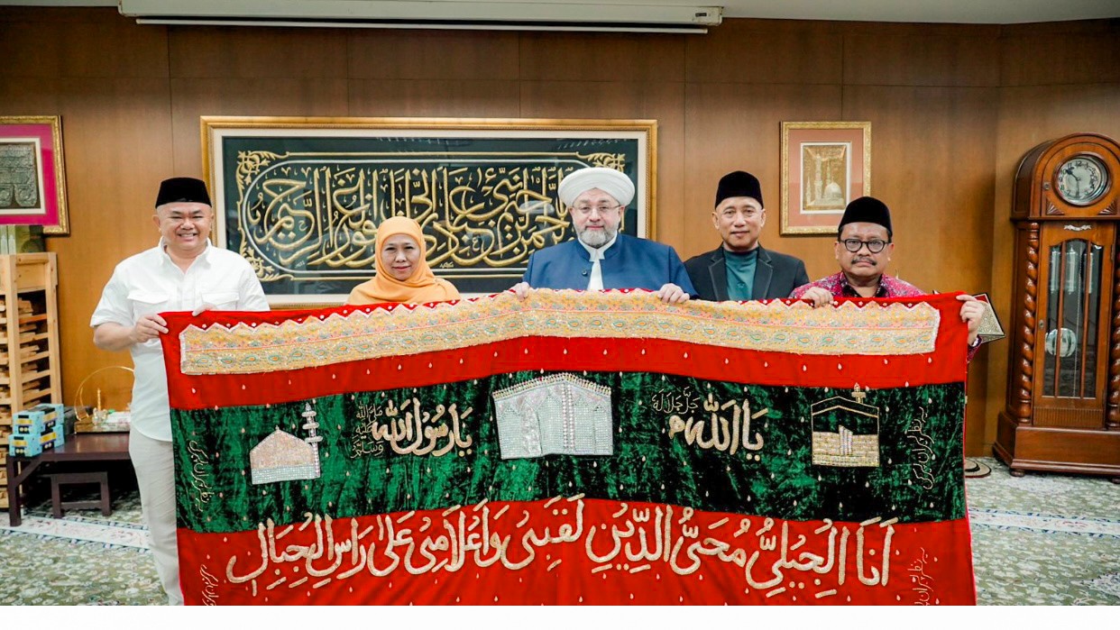 Khofifah Dihadiahi Kiswah oleh Cicit Syekh Abdul Qadir Jailani di Al Jailani International Malaysia
