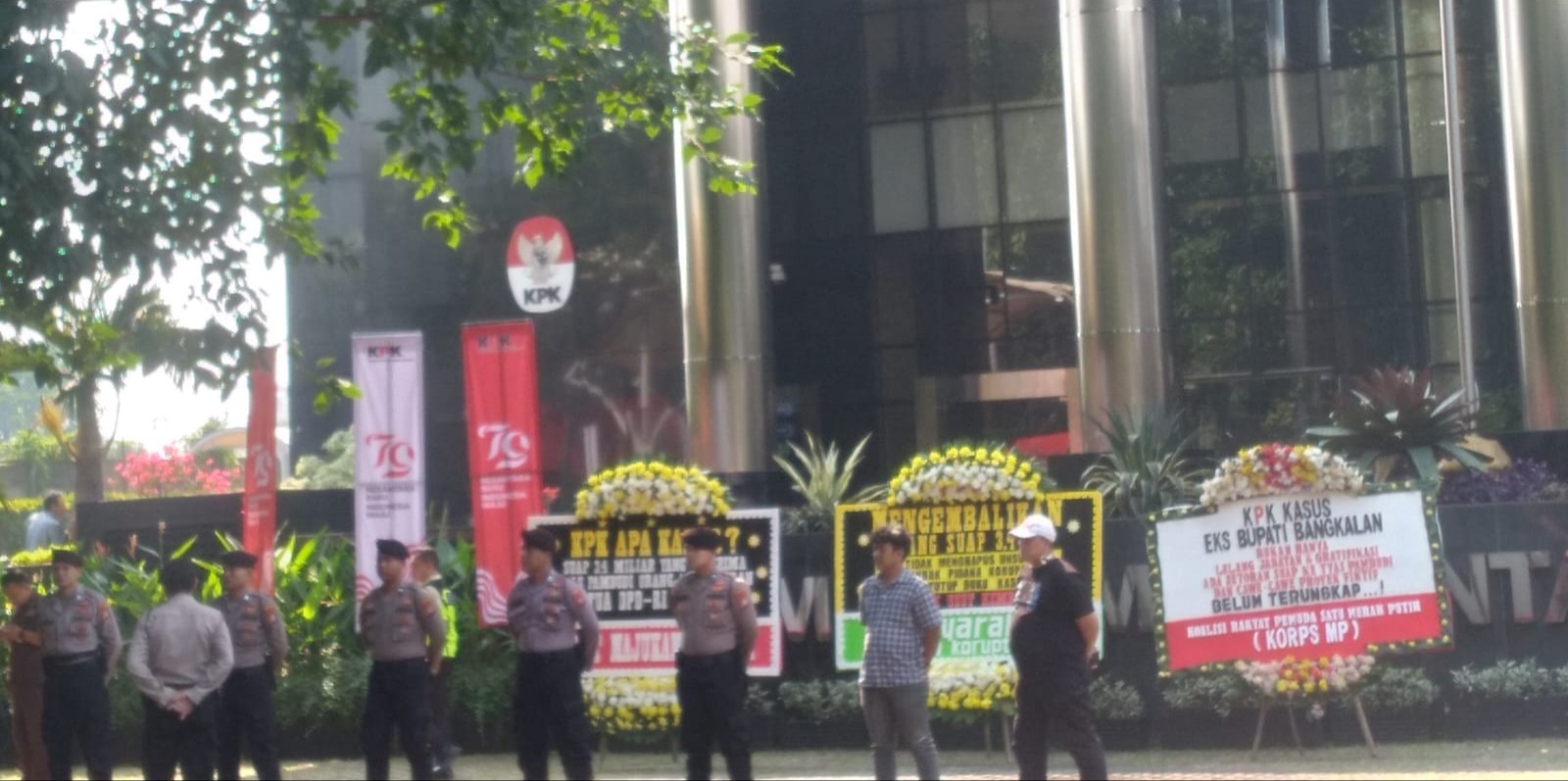 Karangan Bunga dari Elemen Anti Korupsi Untuk Pimpinan KPK Segera Tuntaskan Suap 3,4 M ke Tyas Pambudi