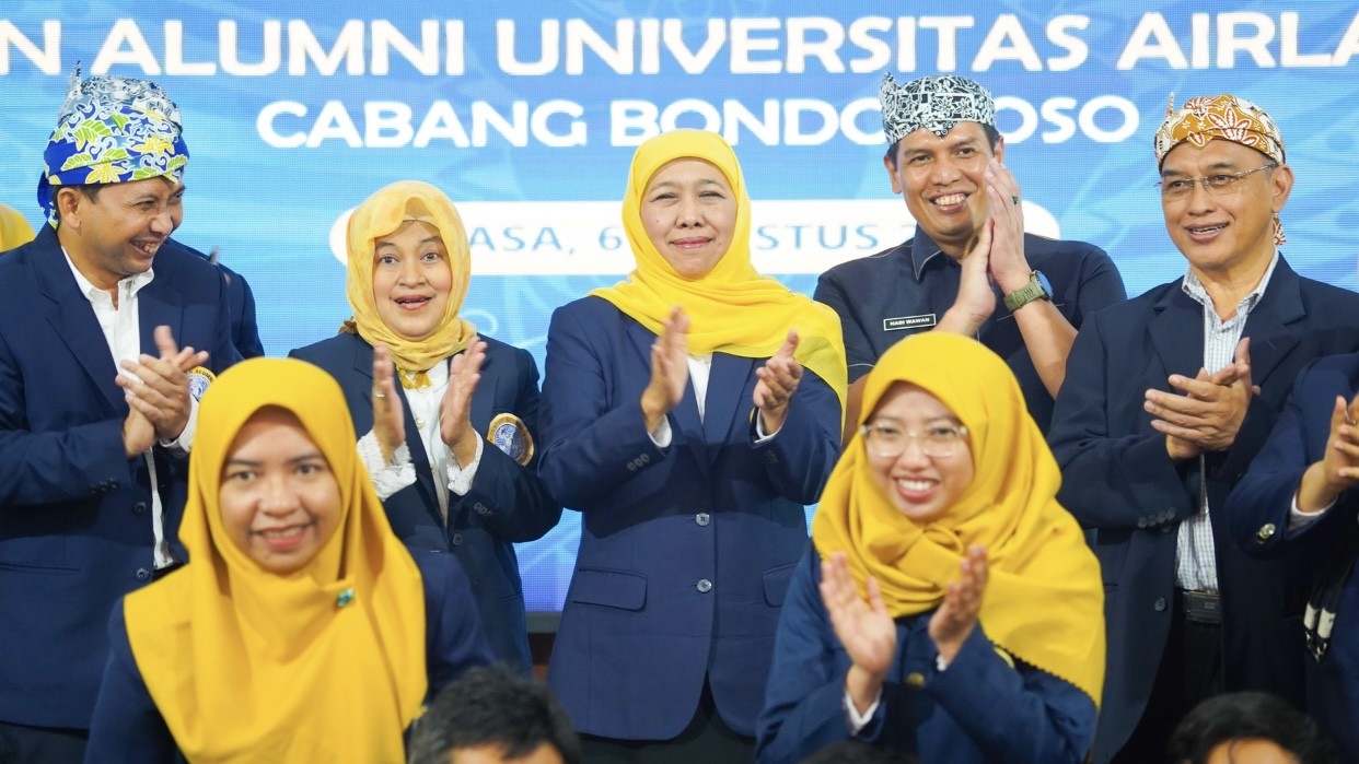 Khofifah Lantik Pengurus IKA Unair Bondowoso, Pesankan Sinergi untuk Ungkit IPM