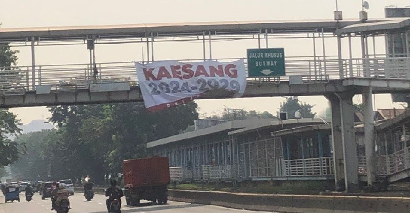 Spanduk 'Kaesang 2024-2029 DKI Jakarta' Banyak Ditempel di Fasilitas Umum, Begini Respons Warga 