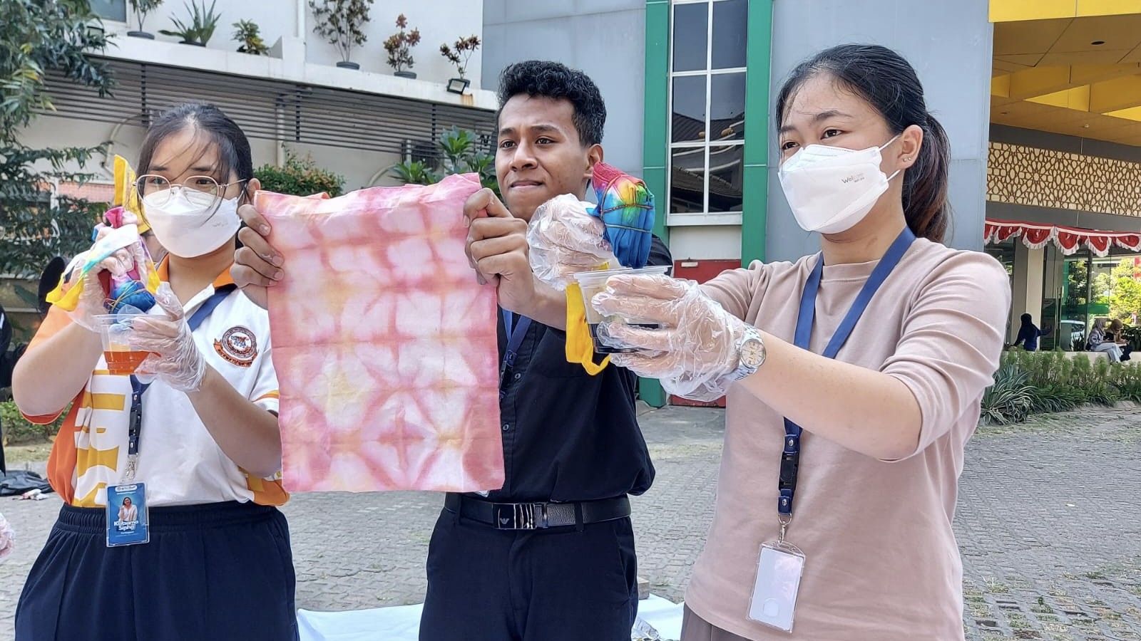 Mahasiswa Asing Bikin Totebag Tie Dye hingga Hand Printing pada Brave Unusa ke-4