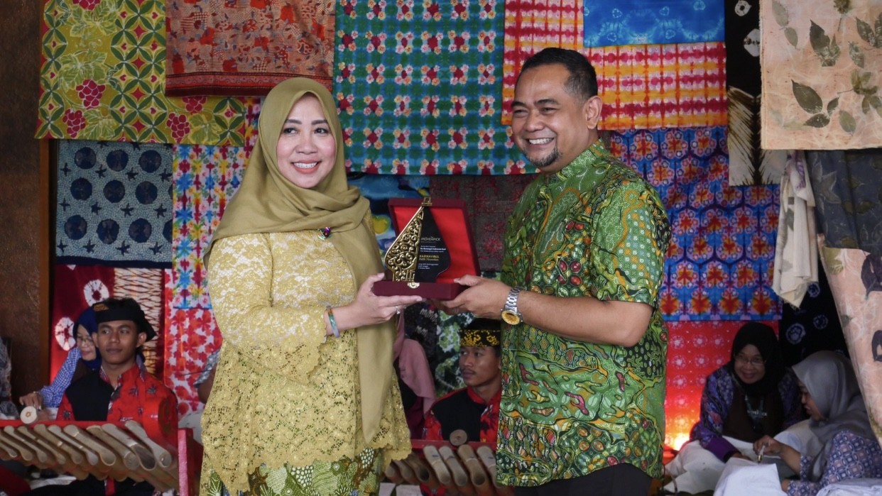 Mövenpick Hotel Surabaya City & ISIK Membatik Pakai Bed Linen Reusable dengan Motif Beras Wutah