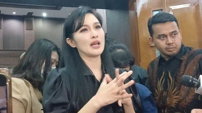 Sandra Tak Tahu Suaminya Simpan 40 Gepok Uang Dolar AS di Safe Deposit Box