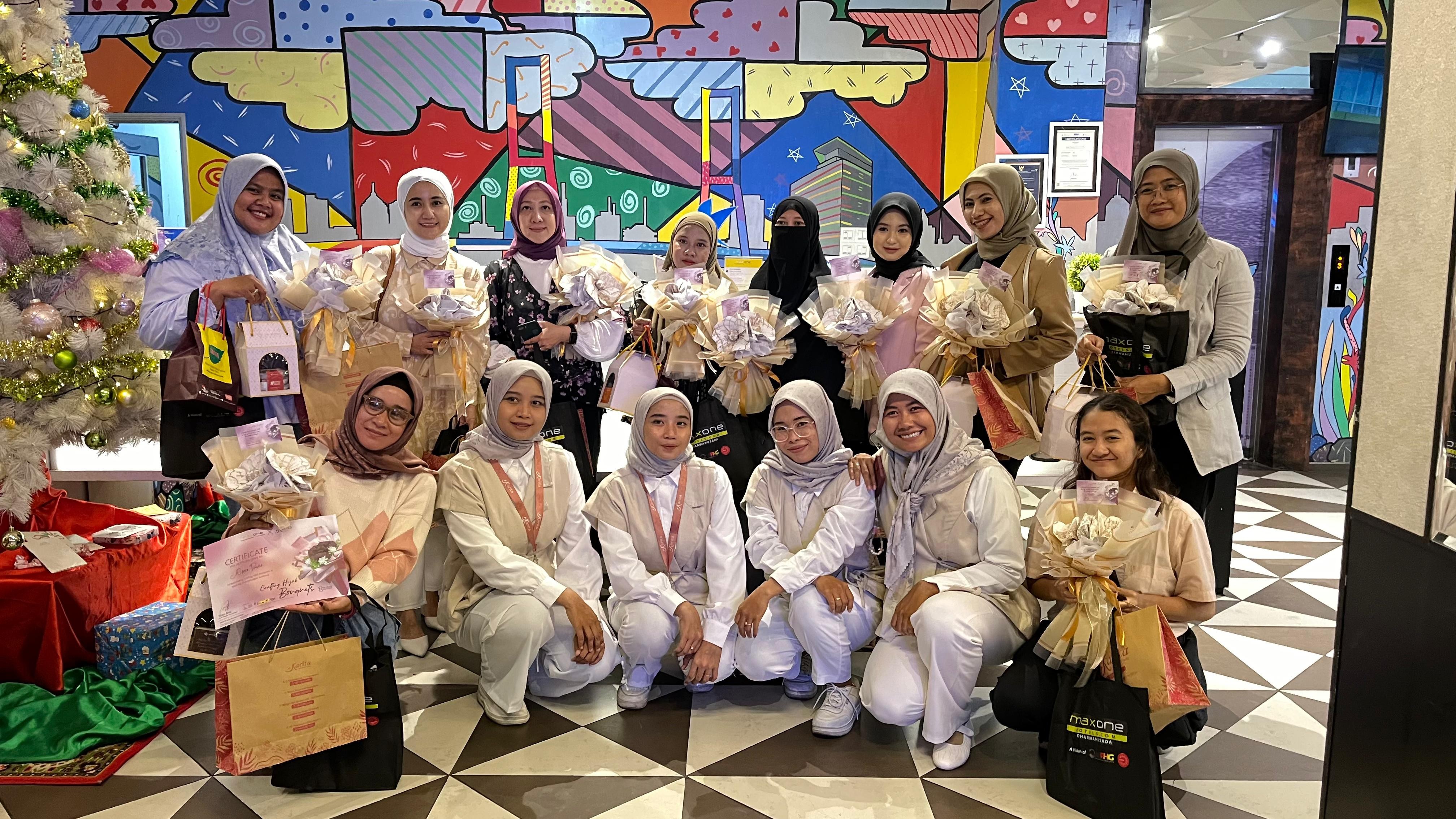 Hotel MaxOne Dharmahusada dan Karita Gelar Workshop Buket Hijab, Ide Bisnis untuk Perempuan