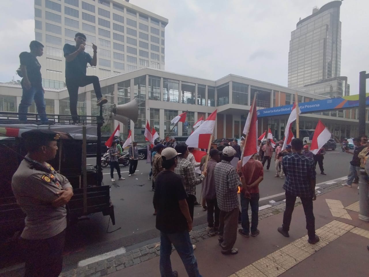 AMPD Geruduk Kantor Bawaslu, Minta Hasil Pilgub Sumsel Dibatalkan