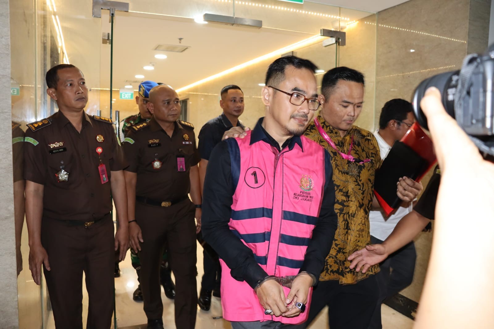 Kejati DKI Resmi Tahan Kadisbud  dan Kabid Pemanfaatan Disbud di Rutan Salemba