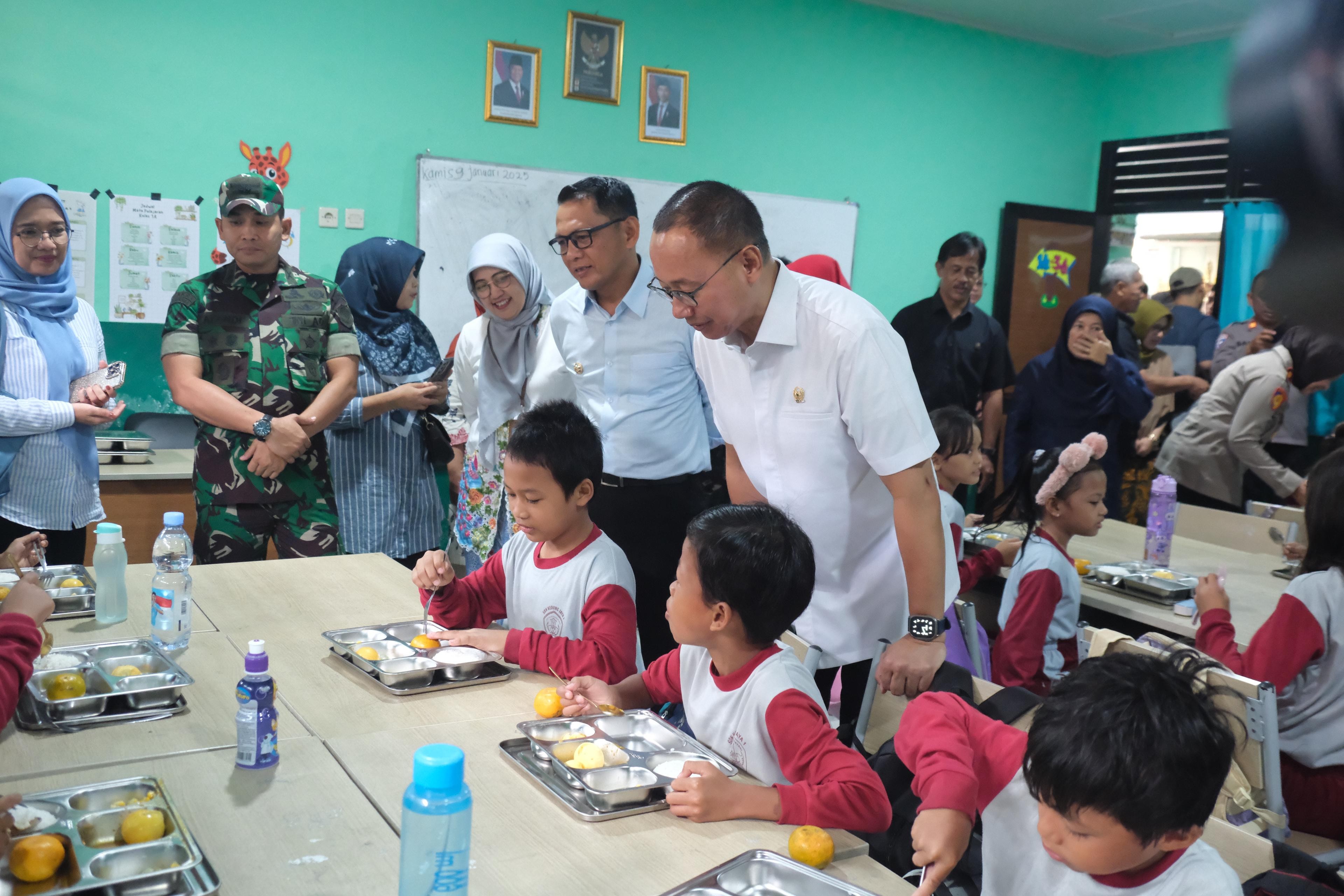 Wakil Ketua MPR Eddy Soeparno Tinjau Pelaksanaan Program Makan Bergizi Gratis Di Bogor