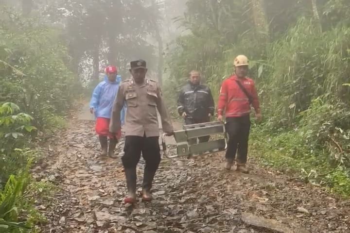 K-9 Polda Jateng Temukan Jenazah Bayi Lima Bulan yang Tertimbun Longsor Pekalongan 