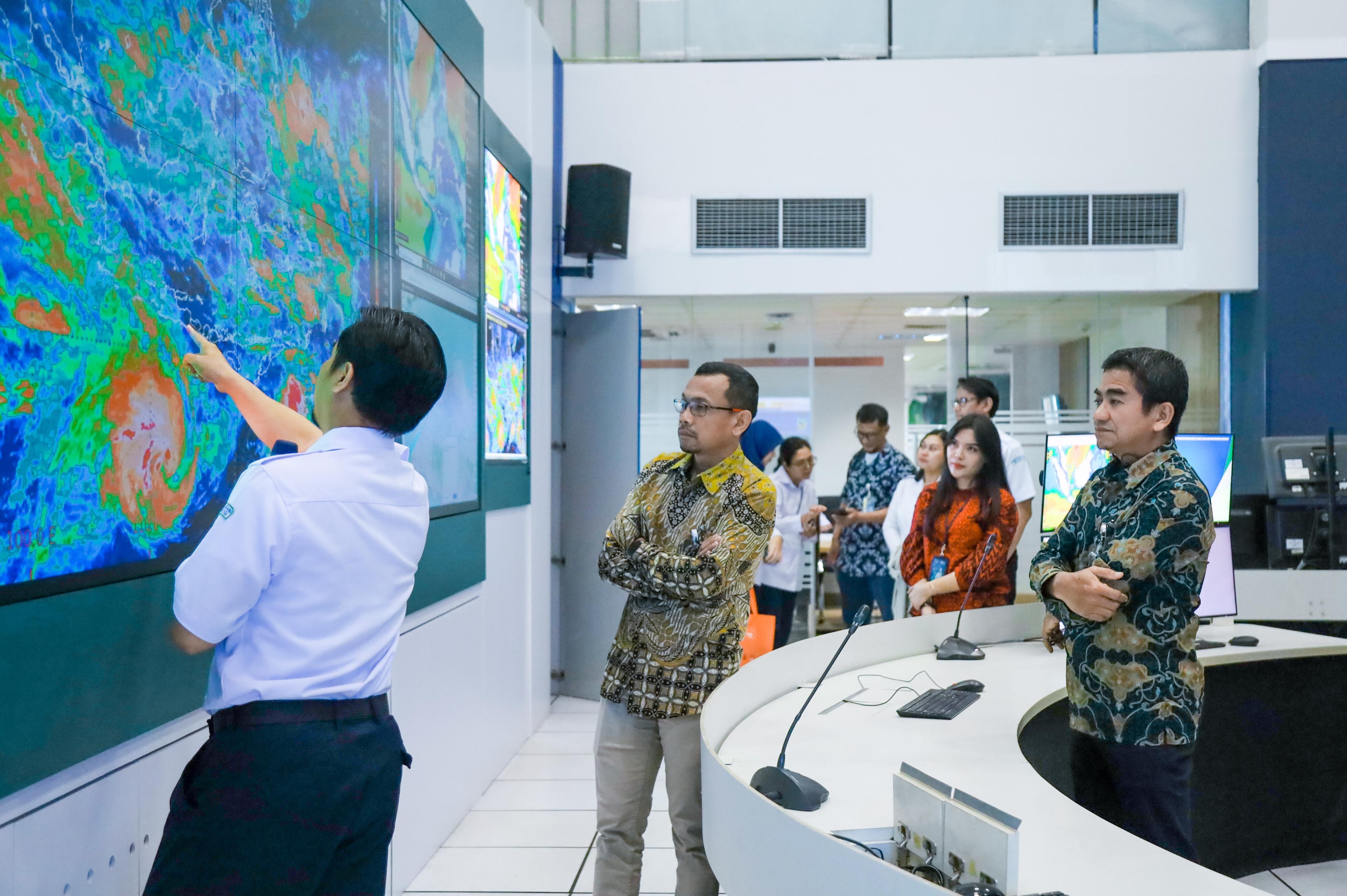 Tingkatkan Keselamatan, KAI Daop 1 Jakarta Lakukan Mitigasi Cuaca di BMKG