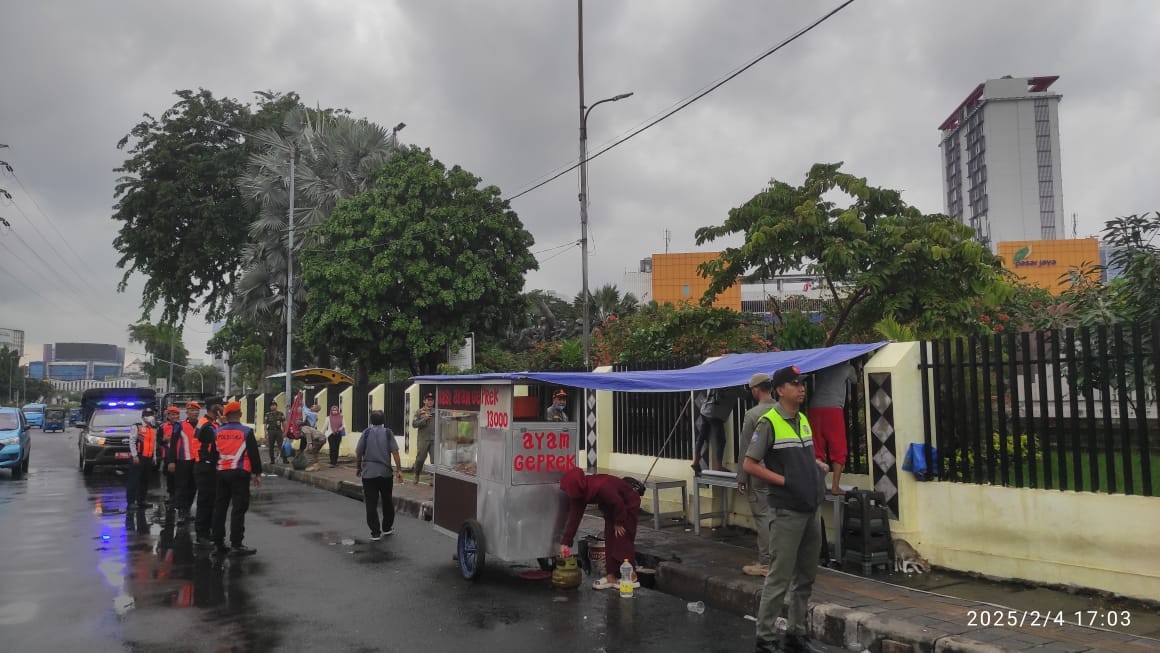Jaga Kebersihan, PKL di Pintu Masuk Stasiun Pasar Senen Ditertibkan