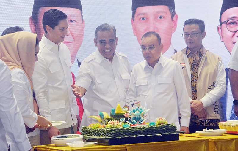 Potong Tumpeng Peringatan HUT Partai Gerindra ke 17